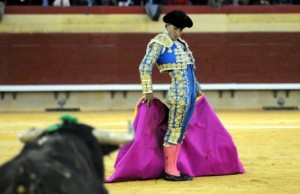 FOTO: PAG. WEB IVÁN FANDIÑO GAONERAS. El quite más habitual del repertorio de Iván Fandiño; con el capote a la espalda, el riesgo adicional es evidente.