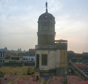 FOTO: PABLO JAVIER GÓMEZ DEBARBIERI IMPERDONABLE. La vista del minarete construido por Ingunza, en ruinas y a punto de caer, inspira rabia y frustración.   