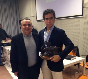 FOTO: ARCHIVO DEL NOVILLERO Trofeo. Joaquín Galdós recoge el galardón de la feria 2014 de Azuqueca de Henares