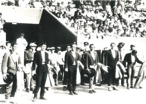 FOTO: ARCHIVO PEÑA DEL XV PEÑA DE TOREROS. Acho, puerta de cuadrillas, 4 de febrero de 1962. (De izq. a der.) Los miembros de la Peña del XV: José García Miró, Pedro Gutiérrez, Javier Camino y Salvador del Solar, con un profesional, Adolfo Rojas ‘El Nene’.