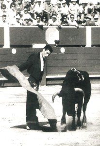 FOTO: ARCHIVO PEÑA DEL XV REVOLERA. José García Miró remata unos lances en Acho, 4 de febrero de 1962.