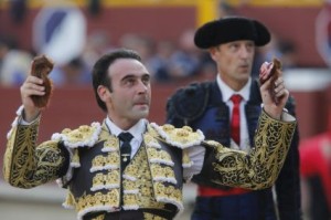 FOTO: DANTE PIAGGIO TRIUNFADOR. Acho, el año pasado; dos orejas que le valieron su quinto Escapulario de Oro del Señor de los Milagros.