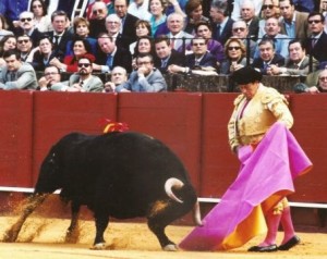 FOTO: PÁG WEB SEVILLATORO.BLOGSPOT LEYENDA VIVA. En gran parte, por su sempiterna presencia en la feria de Sevilla, Curro Romero, es un mito del toreo.