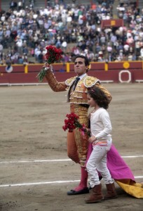 FOTO: JUAN PONCE TRIUNFO. Dando la vuelta al ruedo, junto a una niña, en Acho, en 2014. 