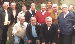 FOTO: ARCHIVO PEÑA DEL XV CELEBRACIÓN. La Peña del XV, en una reunión reciente; el tiempo pasa, pero la afición perdura.