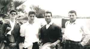 FOTO: ARCHIVO PEÑA DEL XV TENTADERO. Pedro Gutiérrez, José García Miró, Curro Romero y Salvador del Solar; tentando en la ganadería de Salamanca con el mítico camero.