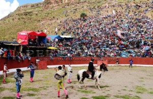 FOTO: ABRAHAM CCALLO - PERUTOROS AYAVIRI, PUNO. La desbordante afición puneña; en Puno se celbran más de 100 corridas al año.