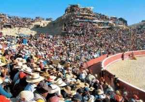 FOTO: MIGUEL PARDO CORACORA, AYACUCHO. Como en tantas otras plazas en los Andes, los cerros aledaños dan cabida a decenas de miles de aficionados taurinos.