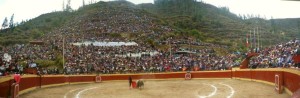 FOTO: PABLO J. GÓMEZ DEBARBIERI Chalhuanca, Apurímac, Perú. Multitudinaria corrida de toros en los Andes; agosto 2014