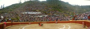 FOTO: PABLO J. GÓMEZ DEBARBIERI MANIFESTACIÓN CULTURAL. Chalhuanca se llena hasta la bandera todas las tardes; tras llenarse la plaza, los pobladores ocupan multitudinariamente el cerro ubicado sobre sobre la misma.