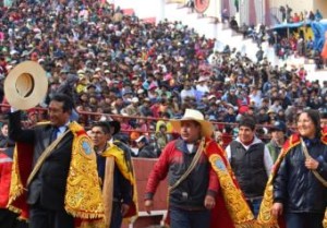 FOTO: JUAN MEDRANO CHAVARRÍA MACUSANI, PUNO. Devoción y afición de los alferados de la feria taurina; en Puno se dan más de 10 0 corridas de toros cada año.