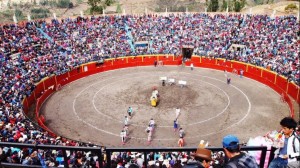 FOTO: JUAN MEDRANO CHÁVARRY MAGNÍFICO ESCENARIO. En pocos años, una placita pequeña, en Huari, Áncash, se convirtió en una plaza de toros monumental. Áncash, Puno, Cusco y Arequipa han crecido taurinamente, de forma espectacular.