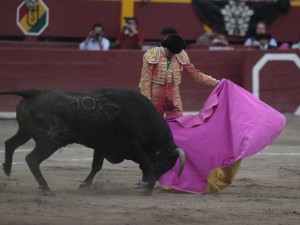 FOTO: JUAN PONCE-ARCHIVO EL COMERCIO CLASE. Aunque a veces, para triunfar, tenga que imponer el valor sobre la estética, lo de Andrés Roca Rey es el toreo que expresa su clase y su expresión artística.