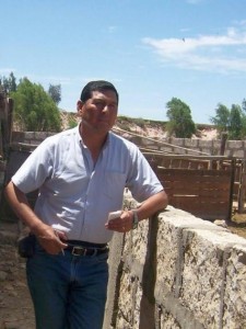 CRÉDITO: DANIEL COSSER VIENDO LOS TOROS. Javier Lindo, alcalde de Sicaya, Junín, reseñando los toros para su feria.