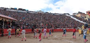 FOTO: JUAN MEDRANO CHÁVARRY Impresionante. La Plaza de Toros de Allincapac, en Macusani, Puno (4.400 msnm, la más alta del mundo), se llena todas las tardes con más de 20,000 espectadores.