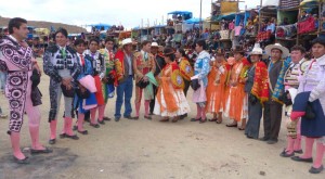 FOTO: ABRAHAM CCALLO. ALFERADOS EN AYAVIRI, PUNO. Otra plaza del altiplano puneño, cuyas corridas son organizadas por los alferados o mayordomos de las fiestas.