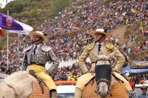 FOTO: MIGUEL A. PARDO NAVARRO CHALHUANCA, APURÍMAC. A caballo entre las líneas de Nazca y el Cusco, tras llenarse los tendidos, una enorme multitud se agolpa en los cerros que circundan la plaza de toros.