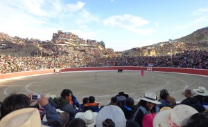 FOTO: PÁG WEB PARQUEDEVILLA.BLOGSPOT.COM CORACORA, AYACUCHO. Más de veinte mil espectadores llenan la plaza y cerros aledaños de la capital de la provincia de Parinacochas.