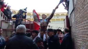 FOTO: CAPTURA DE PANTALLA TRIUNFO. Andrés Roca Rey, con solo 18 años, hizo realidad el sueño de todos los toreros, saliendo en hombros –envuelto en la bandera peruana– por la Puerta Grande de Madrid, catedral del toreo.