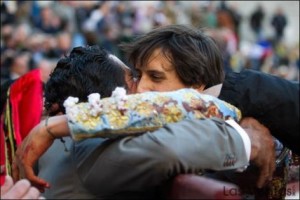 FOTO: PÁG WEB PLAZA DE TOROS DE LAS VENTAS EMOCIÓN DESBORADADA. Ya obtenida la segunda oreja, se funde en un emcoionado abrazo con su apoderado y maestro, José Antonio Campuzano.