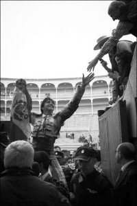 FOTO: PÁG WEB PLAZA DE TOROS DE LAS VENTAS EN OLOR DE MULTITUD. Los aficionados desean tocarlo y felicitarlo, antes de atravesar el túnel de la Puerta Grande.