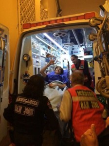 FOTO: ARCHIVO DEL NOVILLERO RUMBO AL HOSPITAL. Tras ser operado en la enfermería, a bordo de la ambulancia, pero contento y satisfecho.