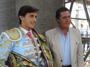 FOTO: ARCHIVO DEL NOVILLERO APODERADO. José Antonio Campuzano, con el jovencísimo novillero peruano; maestro y mentor.