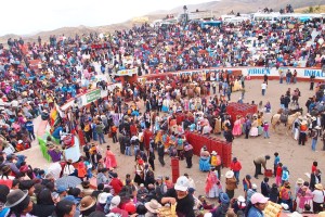 FOTO: MIGUEL A. PARDO NAVARRO MAÑAZO, PUNO. El ruedo de la plaza, a 4.000 m.s.n.m., se llena a media corrida, para que los más de 8 mil espectadores reciban cerveza donada por los alferados de las fiestas patronales.