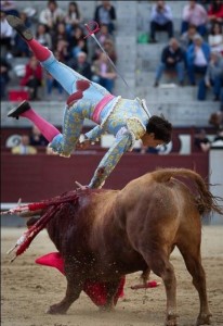 FOTO: PÁG WEB PLAZA DE LAS VENTAS COGIDAS. Para triunfar el 19 de abri, Roca Rey tuvo que jugarse la vida a cada momento y en ambos novillos.