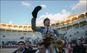 FOTO: PÁG WEB PLAZA DE LAS VENTAS TRIUNFO. El 19 de abril Andrés Roca Rey triunfó en Madrid; hoy tendrá que refrendarlo.