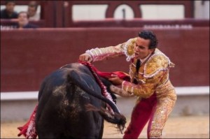 FOTO: PÁG WEB PLAZA DE LAS VENTAS ESTOCADA. Galdós estuvo acertado con los aceros toda la tarde.