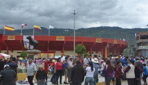 FOTO: PABLO J. GÓMEZ DEBARBIERI CULTO AL TORO. Frente a la Plaza de Toros 'El Vizcaíno' de Chota, se rinde culto al cornúpeta en una plaza pública.