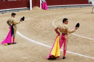 FOTO: PÁG WEB PLAZA DE TOROS DE LAS VENTAS DESDE EL TERCIO. Los dos novilleros recibieron una cariñosa ovación, que agradecieron desde el tercio.