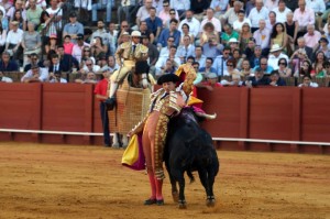 FOTO: JOËL BURAVAND CALESERINA. Roca Rey, variado y largo toreo de capa.