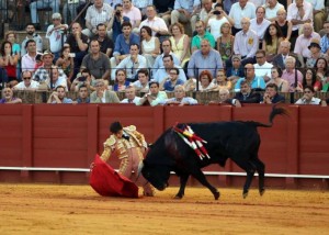 FOTO: JOËL BURAVAND VALOR, DECISIÓN E INTELIGENCIA. Cualidades, que afortunadamente combinadas, podrían llevar –si todo sigue igual− a que Andrés Roca Rey (aquí, en Sevilla, el jueves 4), logre ser figura del toreo.