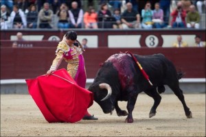 FOTO: PÁG WEB PLAZA DE LAS VENTAS BUEN TOREO. Mientras sus novillos se lo permitieron, Joaquín Galdós mostró su buen hacer taurino.