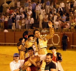 FOTO: JOËL BURAVAND ADOLORIDO. El puntazo obligó a cargar entre dos a Roca Rey para su salida en hombros. 