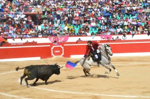 FOTO: MIGUEL PARDO REJONEO. Tratando de innovar, este año rejoneó Andrés Chica; sin embargo, los chotanos parecen preferir el toreo a pie.