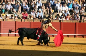 FOTO: JOËL BURAVAND NATURAL. Andrés Roca Rey es un copendio de valor y toreo con clase.