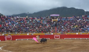 FOTO: PABLO JAVIER GÓMEZ DEBARBIERI NI LA LLUVIA NI EL FRÍO. Nada aparta a la afición taurina de Cutervo de su plaza de toros; Esaú Fernández el 27 de junio, lidiando a un buen toro de La Viña.