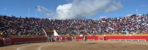 FOTO: PABLO JAVIER GÓMEZ DEBARBIERI LLENO TOTAL. Cada tarde, llueva o haya sol, la Plaza de Toros de Cutervo 'Jorge Piedra Lozada' se llena hasta la bandera.