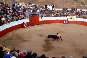 FOTO: PABLO JAVIER GÓMEZ DEBARBIERI SUERTE SUPREMA. La estocada es muy importante en Ravira para juzgar la faena. Emilio Serna estoqueando al cuarto toro.