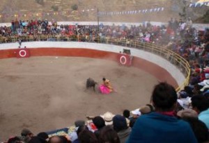 FOTO: PABLO JAVIER GÓMEZ DEBARBIERI BUENAS MANERAS. El francés Savalli rematando sus lances en Ravira, con una media verónica con las dos rodillas en tierra.