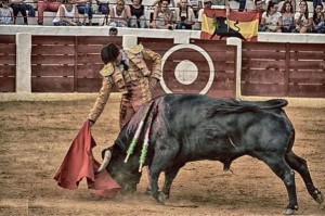 FOTO: EL AÑADÍO FAENA GRANDE. La de Andrés Roca Rey en Navas de San Juan; en la vista, instrumentando un relajado derechazo a 'Islachón'.