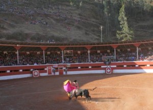 FOTO: PABLO JAVIER GÓMEZ DEBARBIERI CALESERINA. El peruano Juan Carlso Cubas, acicateado por el quite de tendero, replicó con otro lucido quite.