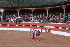 FOFOT: PABLO JAVIER GÓMEZ DEBARBIERI TRIUNFO. Juan Carlos Cubas, dando la vuelta al ruedo, tras cortar dos orejas simbólicas del toro indultado, llevando en brazos a dos niños.