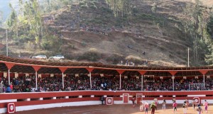 FOTO: PABLO JAVIER GÓMEZ DEBARBIERI DESBORDANTE. La plaza de toros de Palca, en Tarma, llena hasta la bandera y además, mucha gente en el cerro para poder ver la corrida. Haciendo el paseíllo el veteranísimo torero mexicano Alfredo Ríos 'El Conde', el peruano Juan Carlos Cubas y el español Miguel Tendero.