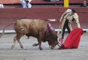 FOTO: DANTE PIAGGIO INMUTABILIDAD. A pesar de las 26 temporadas que lleva Ponce toreando, aún se impone sobre los toros más complicados sin despeinarse.