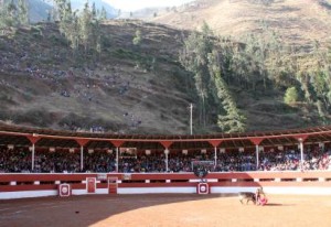 FOTO: PABLO JAVIER GÓMEZ DEBARBIERI VETERANO. El mexicano Alfredo Ríos 'El Conde´, que casi ya no torea, en un momento de su faena al primero de la tarde