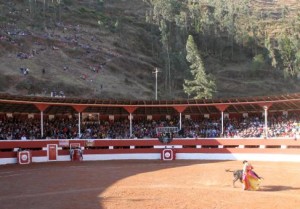 FOTO: PABLO JAVIER GÓMEZ DEBARBIERI COMPETENCIA EN QUITES. Miguel Tendero por chicuelinas al primer toro de Juan Carlos Cubas; luego, este replicaría por caleserinas. 